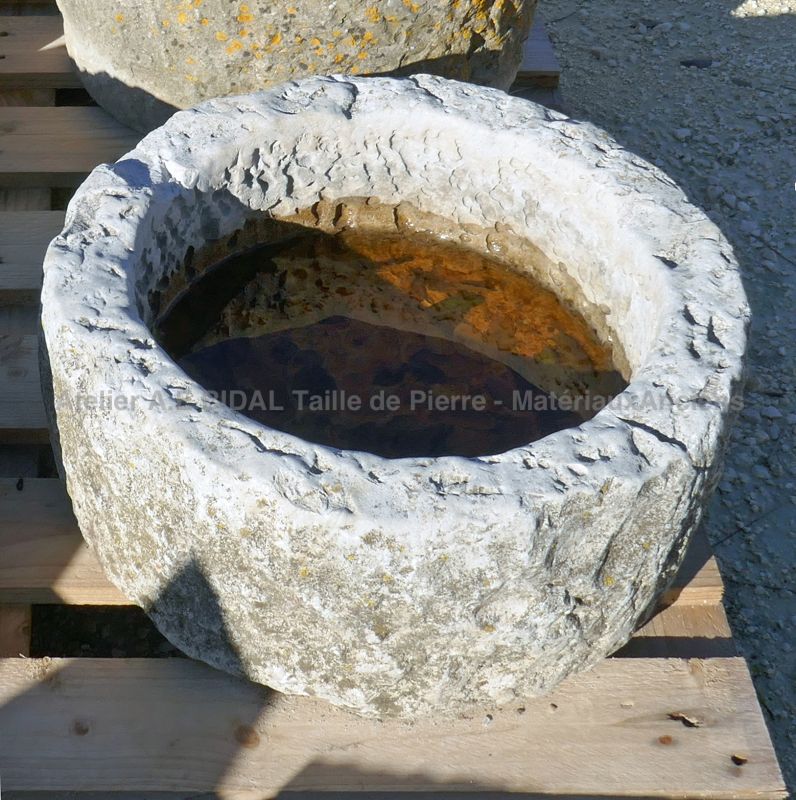 Ancienne auge ronde en pierre par Alain BIDAL Matériaux Anciens en Provence