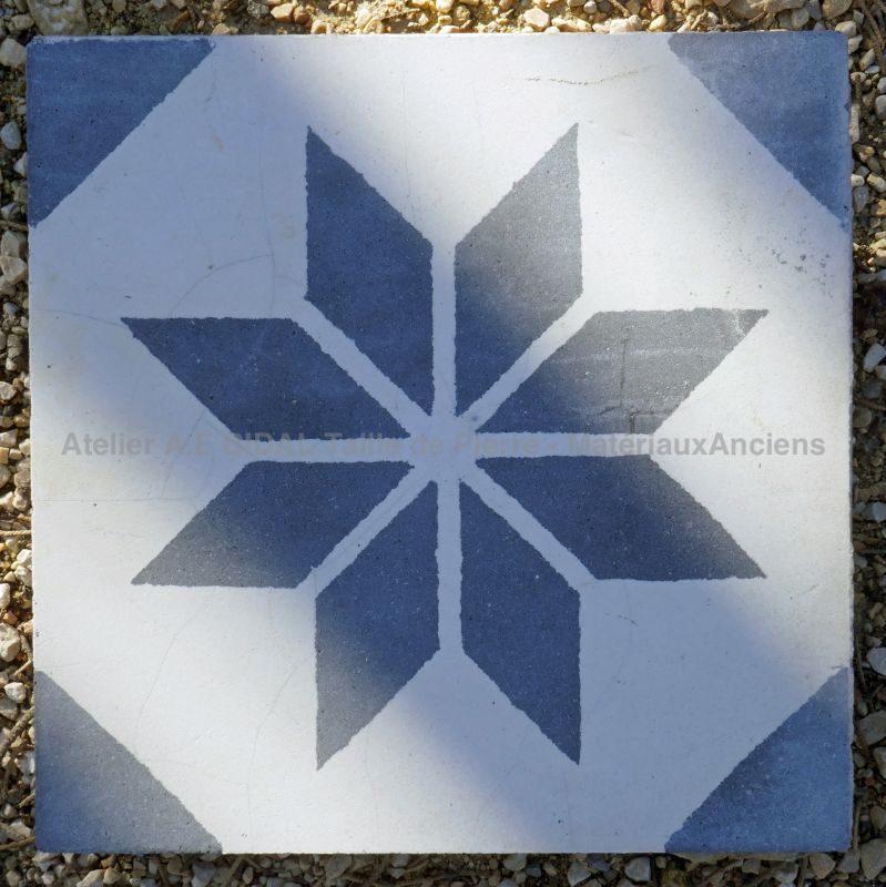 Carreau en ciment ancien motif étoile en vente en Provence chez Atelier Alain BIDAL