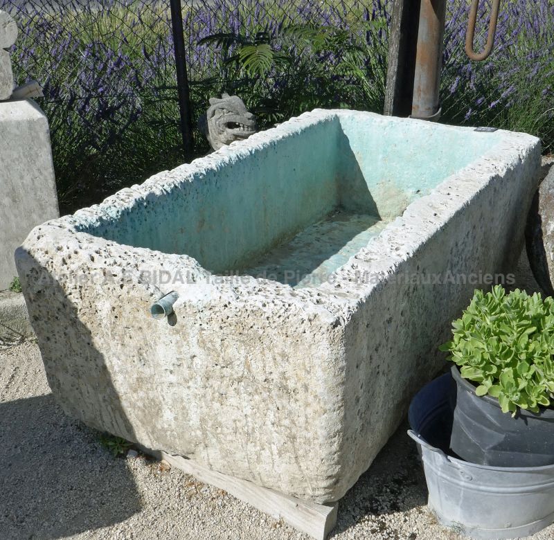 Large bac en pierre ancienne au design rustique en vente chez Alain BIDAL Matériaux Anciens en Provence.