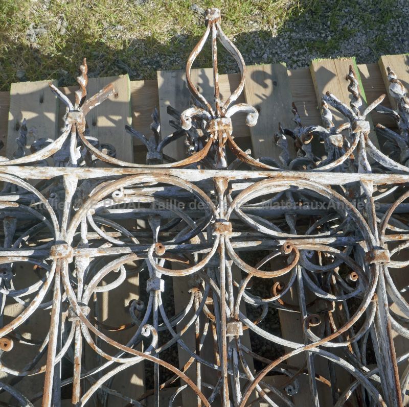 Anciennes grilles de garde-corps en fer forgé avec portillon - Alain BIDAL Matériaux Anciens en Provence