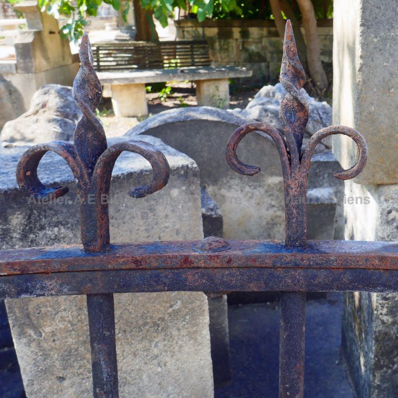Grille ancienne en fer forgé - Portillon ancien en fer forgé à vendre chez Alain BIDAL matériaux anciens, Provence
