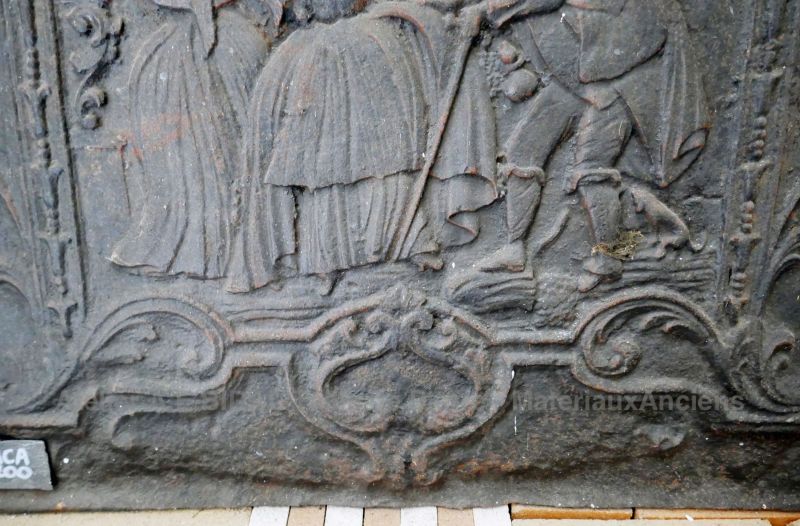 Détail de notre ancienne plaque en fonte de style baroque pour cheminée : centre bas