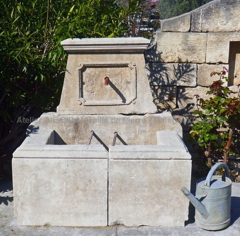Beautiful wall fountain full of yesteryear's rustic charm - Atelier Alain BIDAL (Provence)