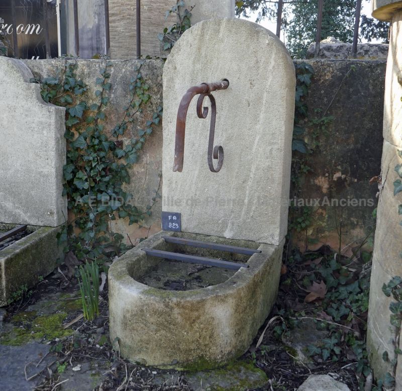 Petite fontaine : fontaine pour terrasse ou fontaine de jardin en pierre