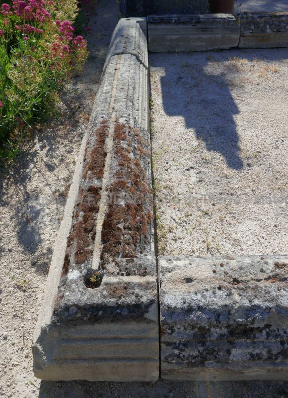 Bassin peu profond pour jardin en pierres anciennes par Les Matériaux Anciens en Provence Alain BIDAL.