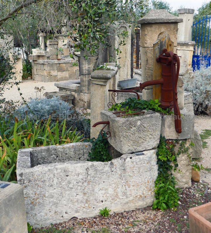 Belle fontaine en pierre massive et fonte ancienne | Fontaine d'extérieur avec deux bacs en pierre et une authentique pompe manuelle en fonte.