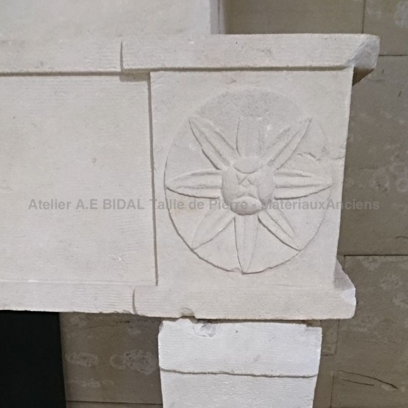 Cheminée à trumeau décorée d'une rosace - cheminée ancienne 18ème.