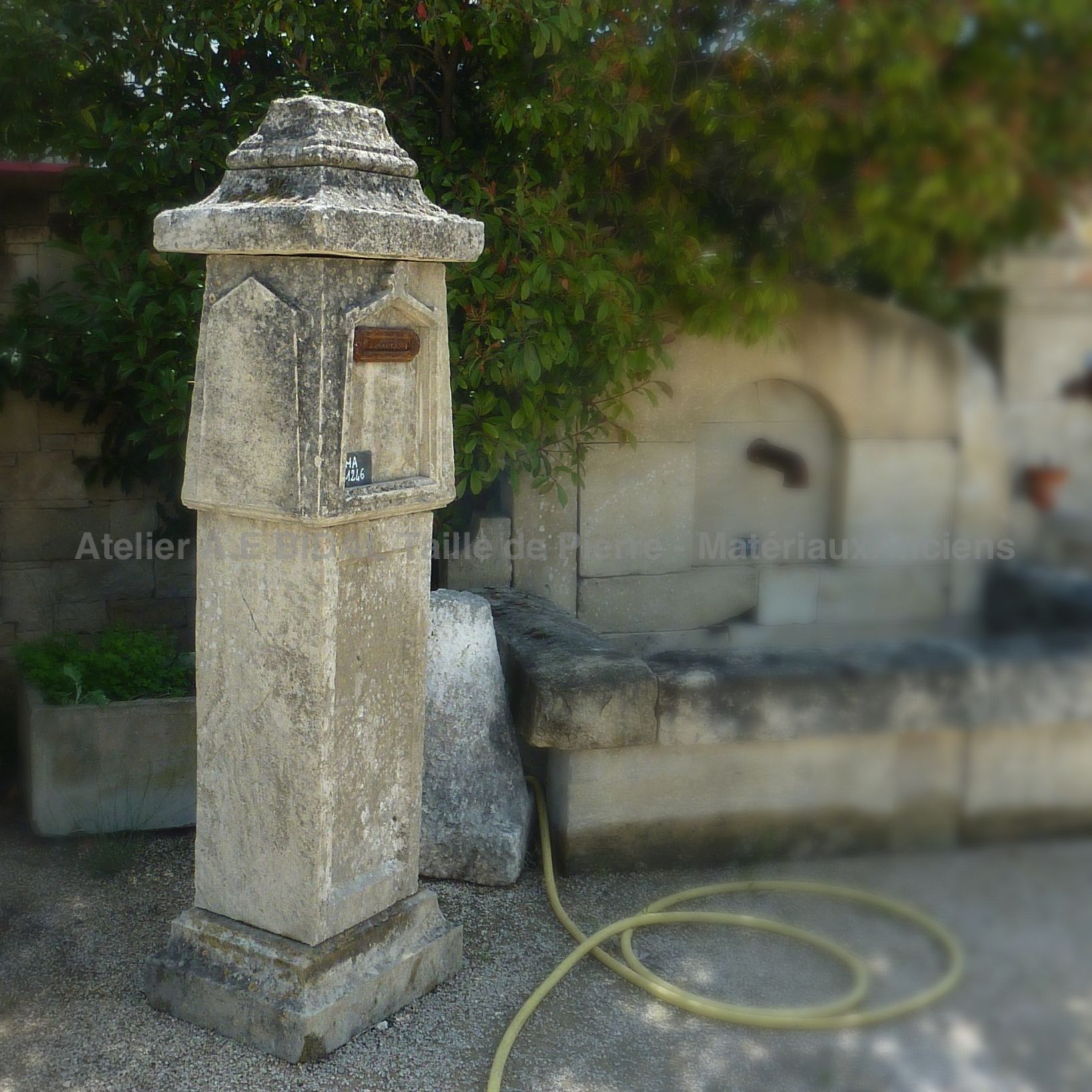 Boite aux lettre conçue avec des matériaux anciens - boite aux lettres ancienne.