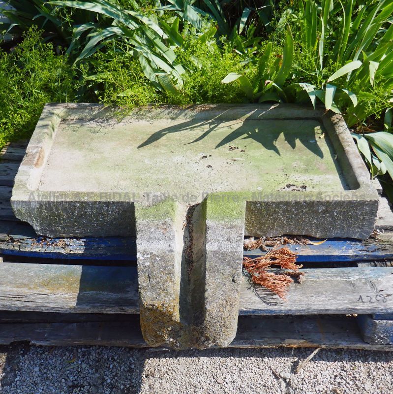 Ancien évier en pierre massive du 19ème siècle en vente chez Les Matériaux Anciens en Provence Alain BIDAL