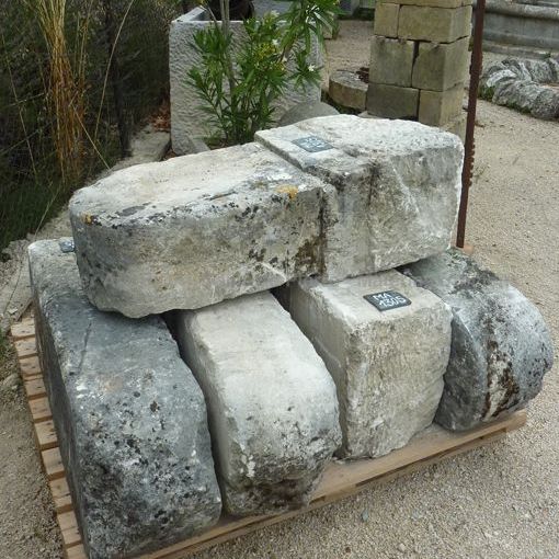 Borne à eau rustique de type monolithe.