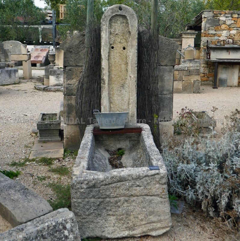 Petite fontaine : une fontaine de jardin vendue avec pompe ancienne et bac en pierre monolithe.