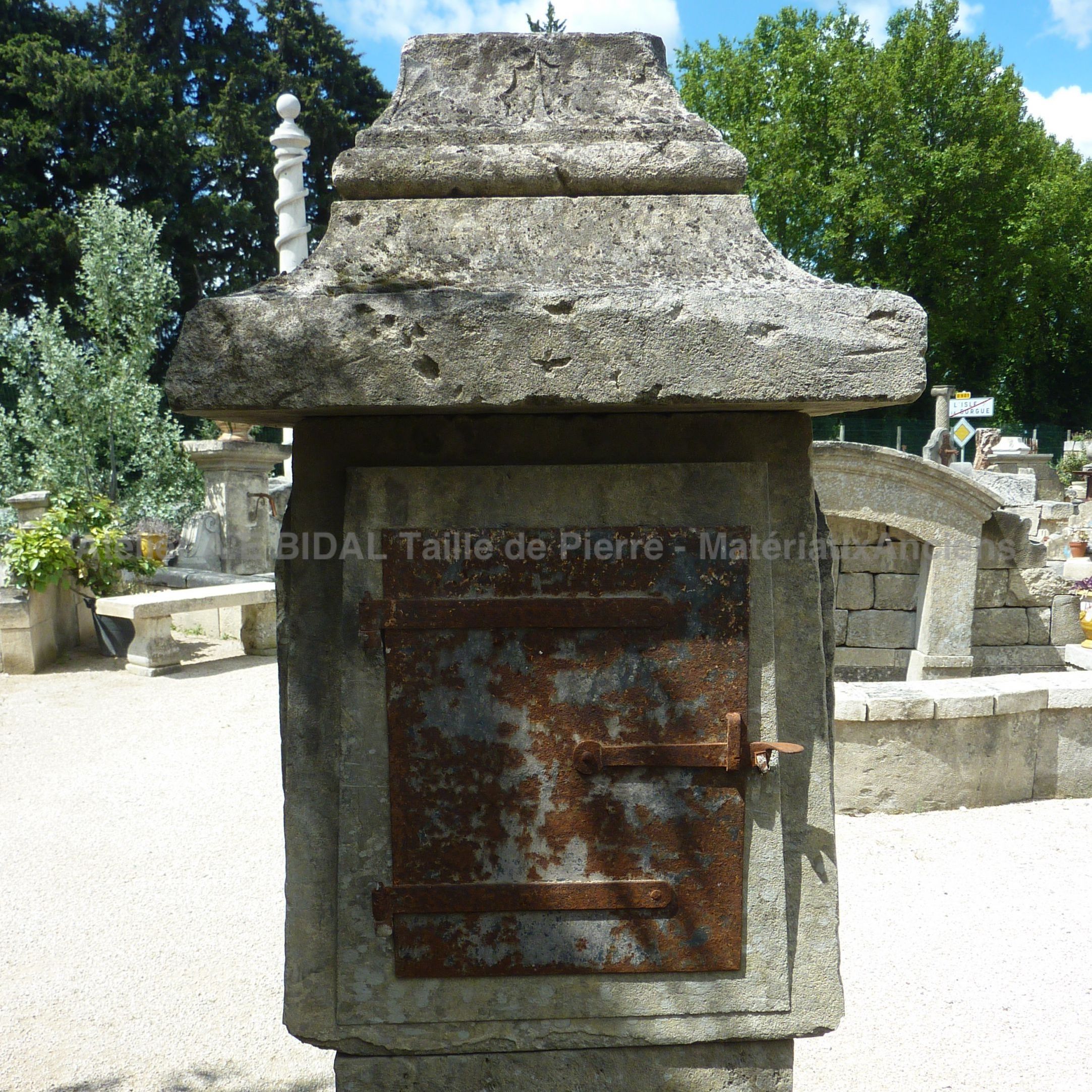Superbe boite aux lettres d'1m90 de hauteur - matériaux anciens