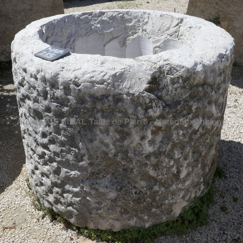 Bac ancien en pierre: un bac circulaire taillé par un artisan de jadis.