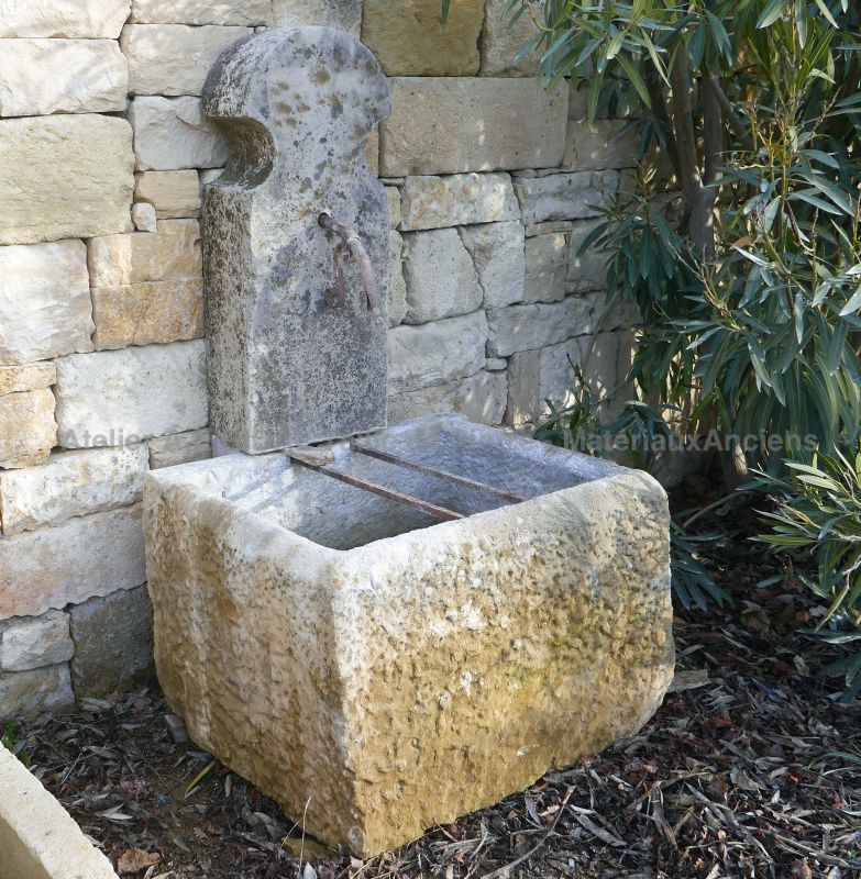 A fountain made of reclaimed old stones ideal for small spaces : Alain BIDAL, Antique Materials in Provence