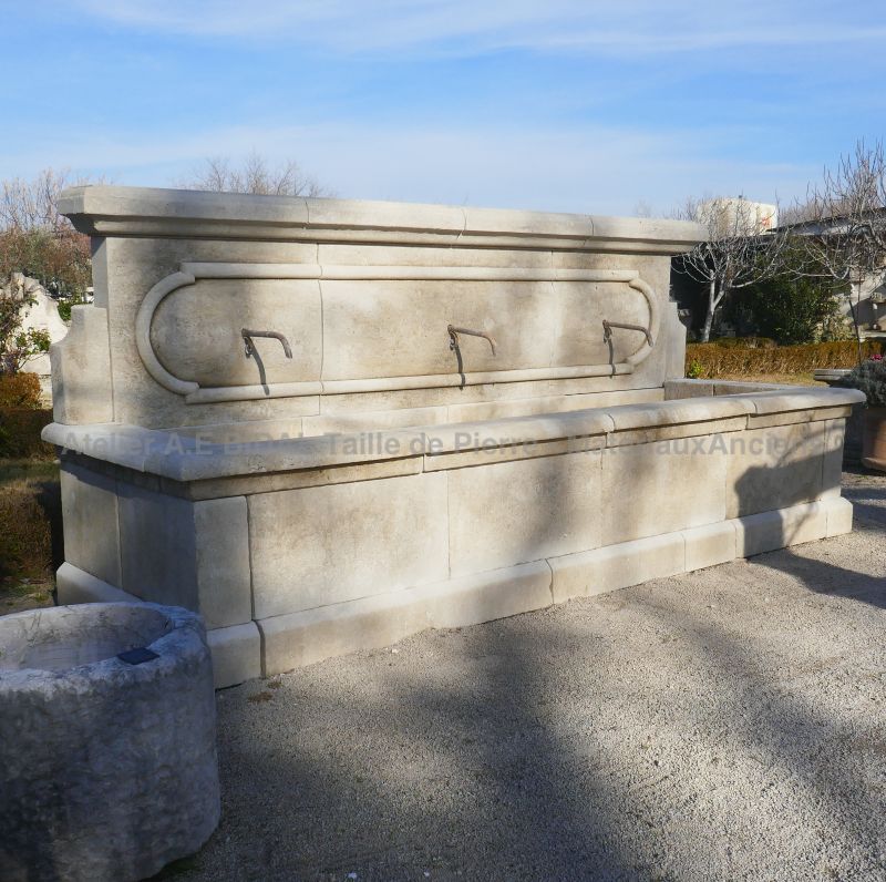 Large fontaine de jardin en pierres vieillies et patinées en vente chez Atelier Alain BIDAL (Provence)