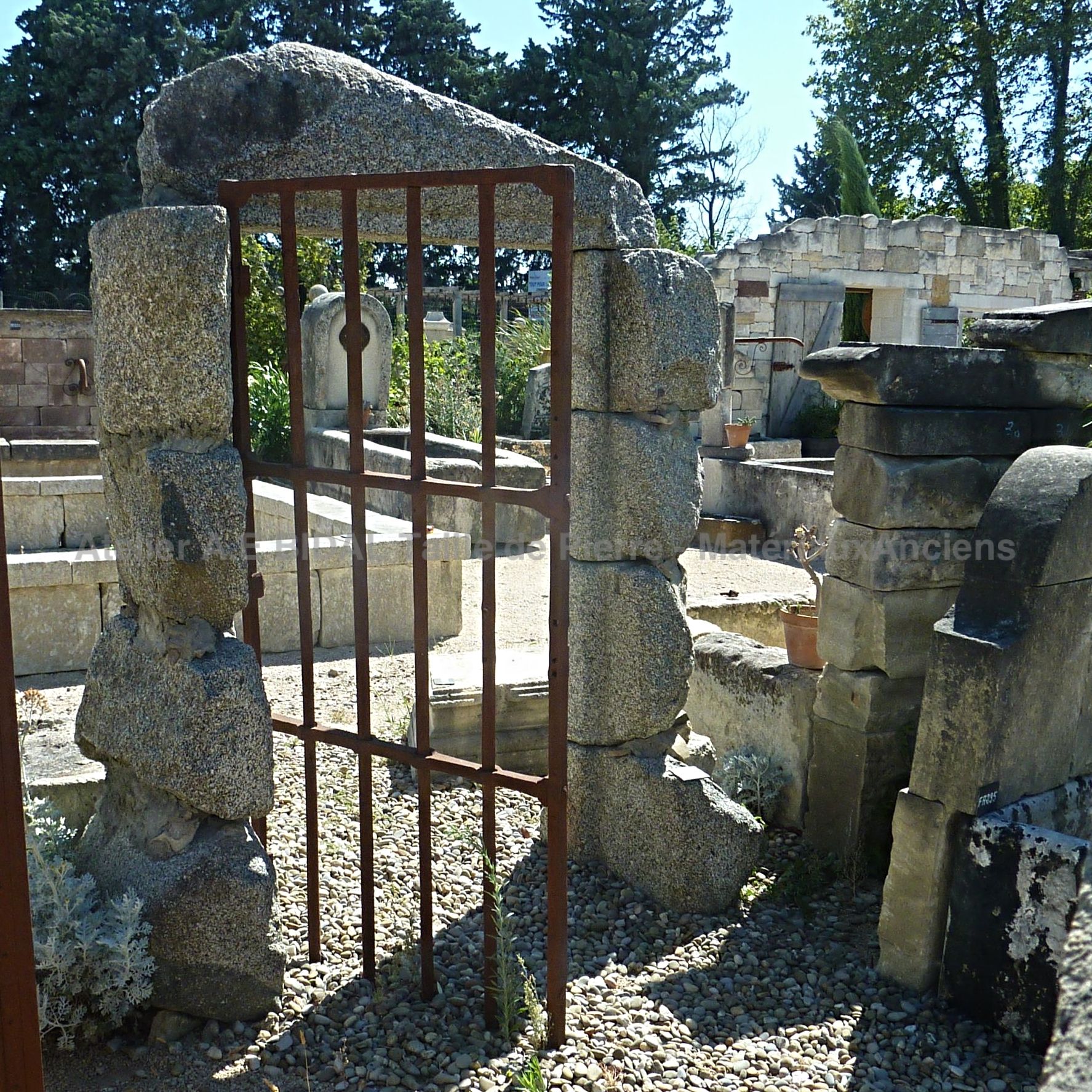 Encadrement de porte avec un portillon en fer forgé - mise en situation.