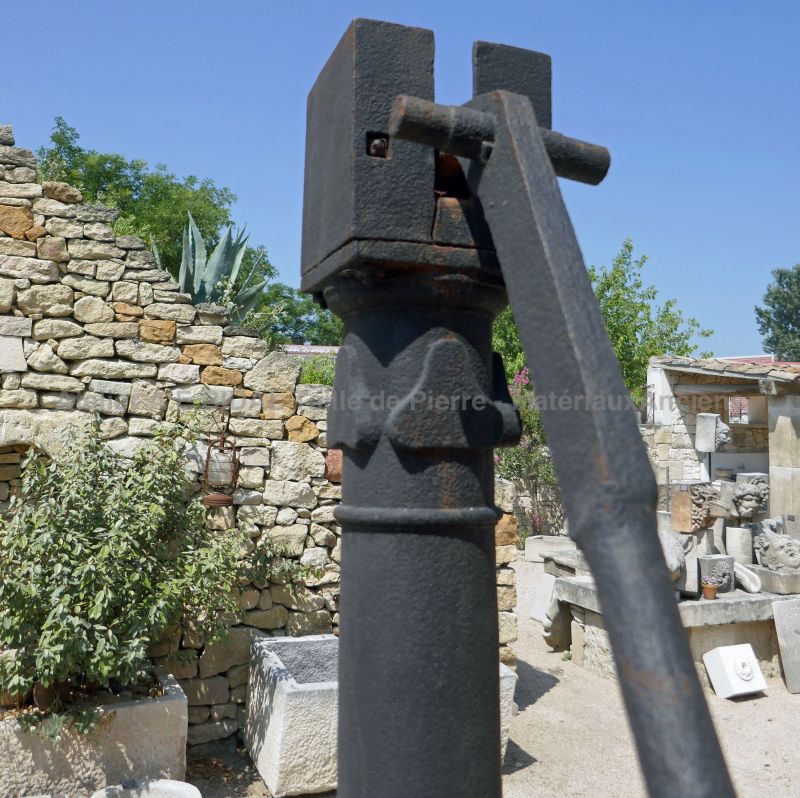 Pompe à eau ancienne : belle pompe manuelle à bras en fonte noire