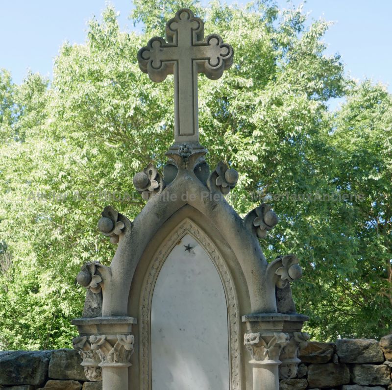 Croix en pierre - taille de pierre ancienne.