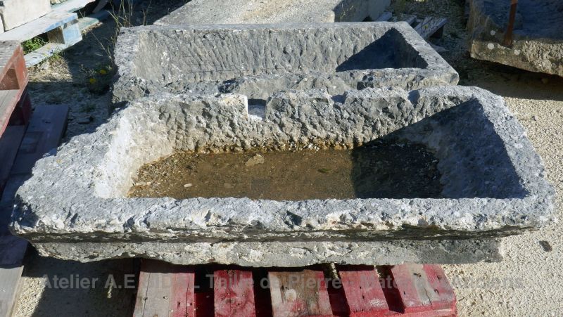 Ancien large bac en pierre par le vendeur de matériaux anciens Alain BIDAL