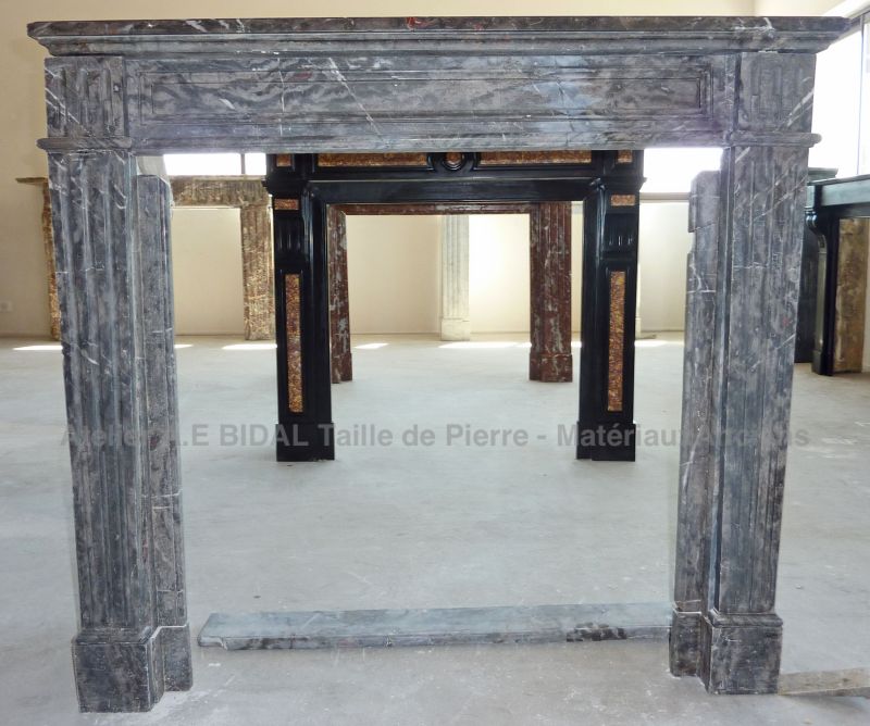 Cheminée marbre gris avec beaux jambages décorés - cheminée Louis 16 en marbre gris.