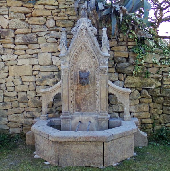 Gothic stone wall fountain with cast-iron ram's head - Atelier Alain BIDAL (Provence)