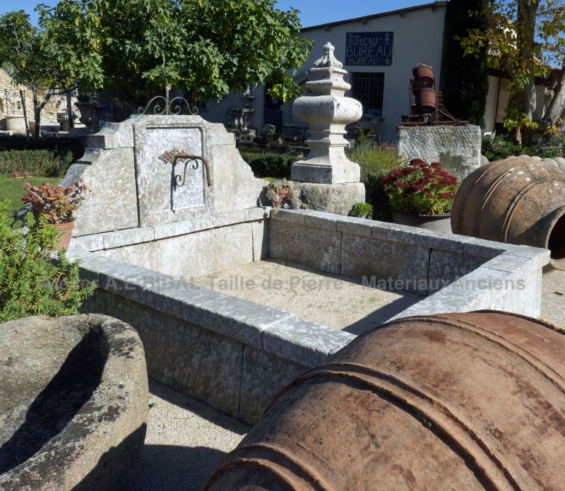 Fontaine ancienne en pierre de grande taille par le tailleur de pierre Alain BIDAL