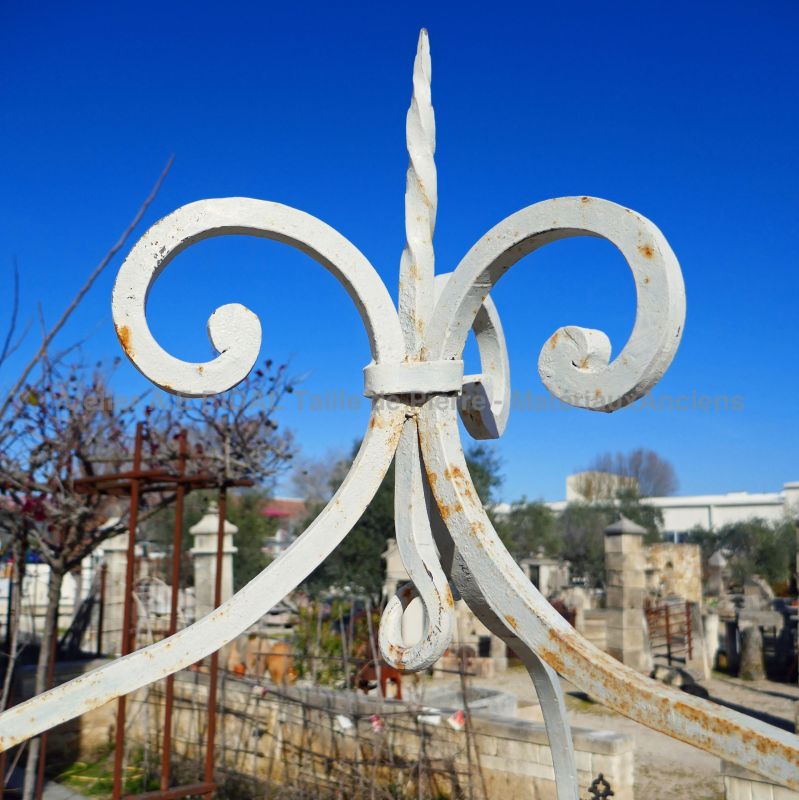 Détail de la ferrure ancienne sur notre puits pour jardin en vente en Provence.
