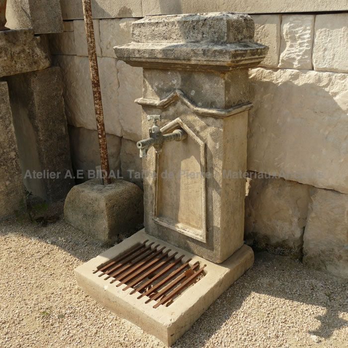 Borne à eau avec chapiteau mouluré