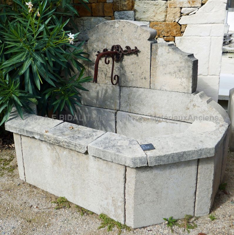 Petite fontaine pour jardin en pierres anciennes par Alain BIDAL Matériaux Anciens en Provence