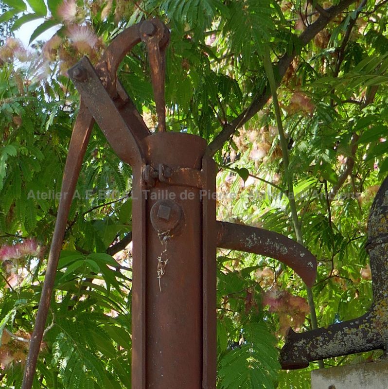 Pompe manuelle en fonte ancienne par Atelier Alain BIDAL