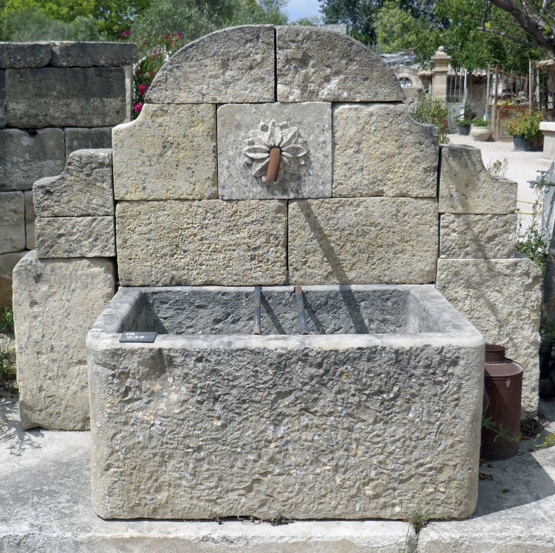 Fontaine d'extérieur avec bac - fontaine murale en pierre