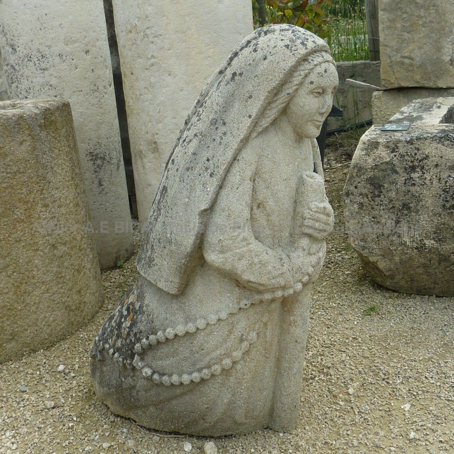 Sculpture en pierre du 18ème siècle - sculpture représentant une femme.
