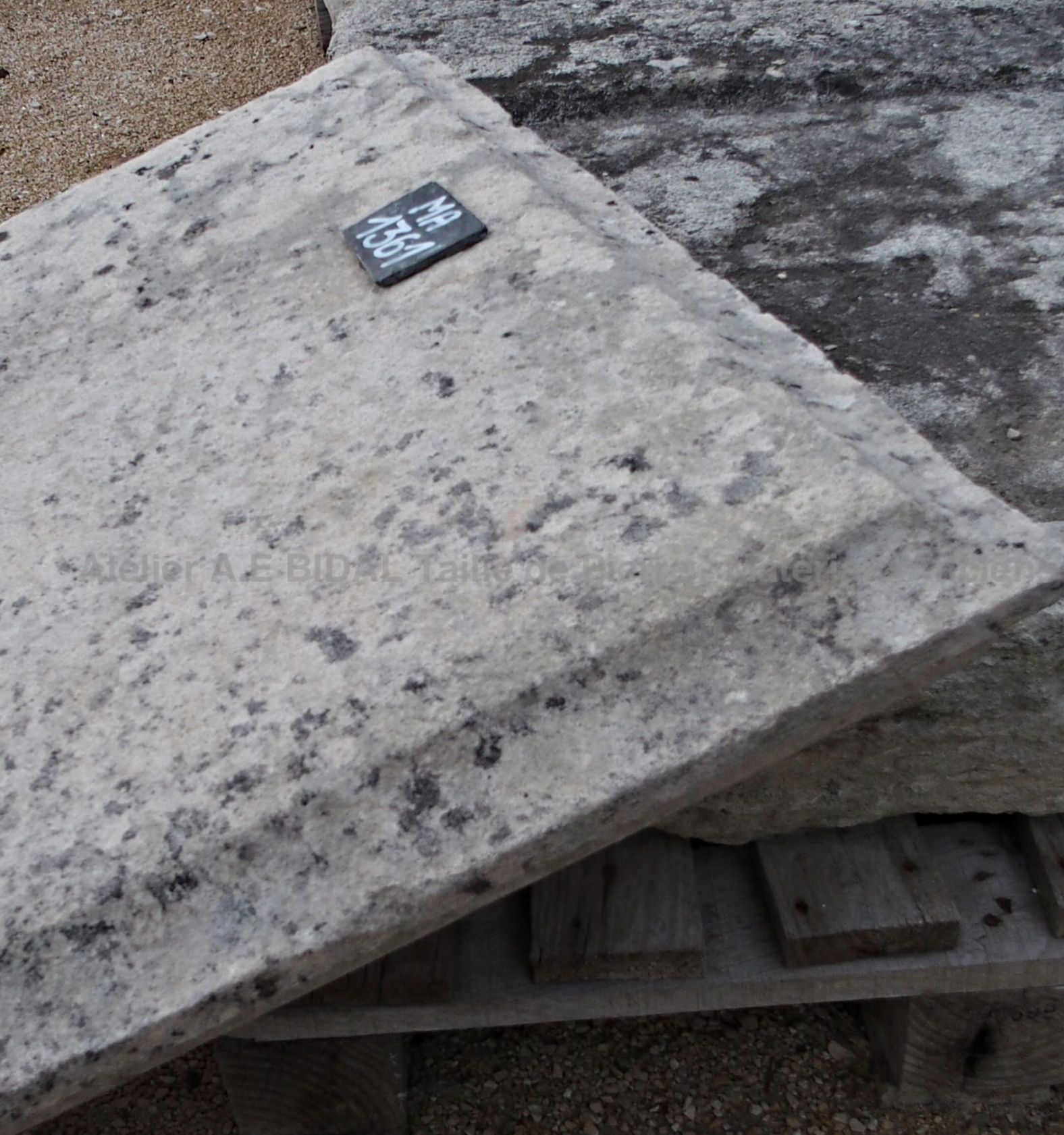 Belle table pour mobilier ancien de jardin.