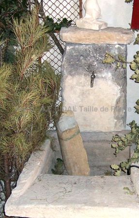 Fontaine en pierres anciennes avec lavoir monolithe