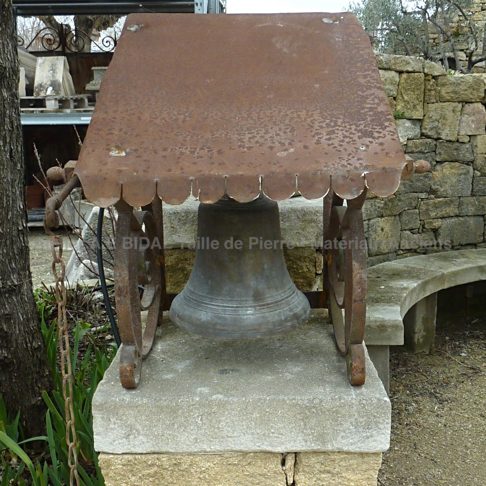 Cloches anciennes et autres objets de décoration en bronze - cloche en bronze.