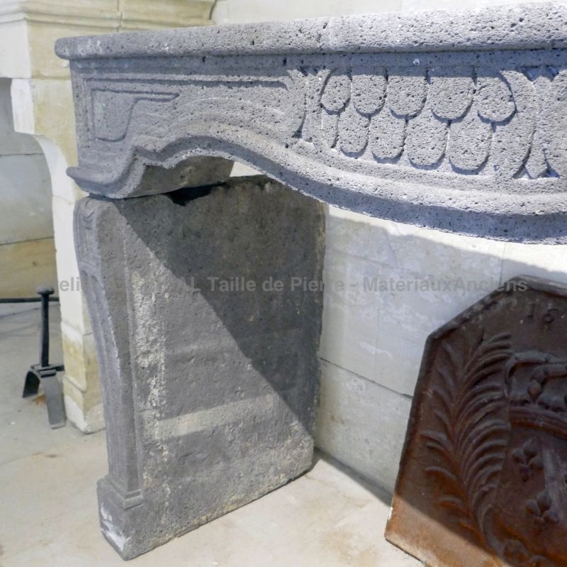 19th century mantel in Volvic stone, a large old fireplace in volcanic stone - Atelier Alain BIDAL, Provence