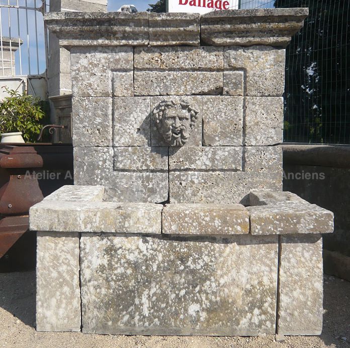 Fontaine murale au charme délicieusement suranné - très belle fontaine en pierre d'exterieur.