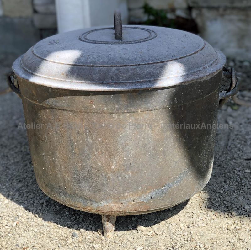 Ancien petit chaudron massif en fonte ** VENDU