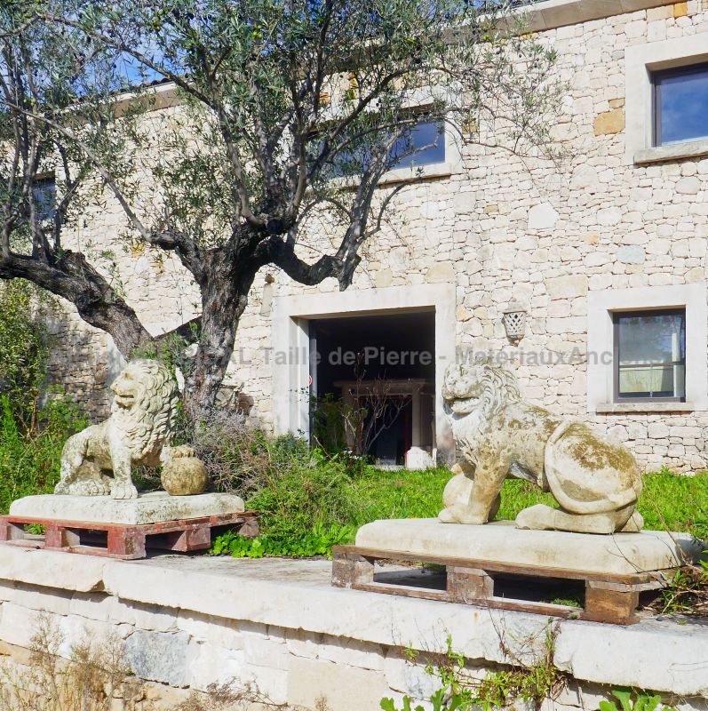 Two antique stone lions : male and female lions dating from the 18th century - Atelier Alain BIDAL (Provence)