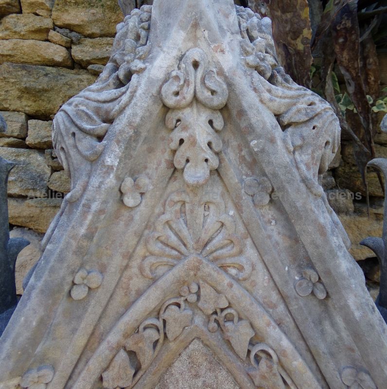 Exceptional Gothic-style wall fountain in patinated stone – Provence