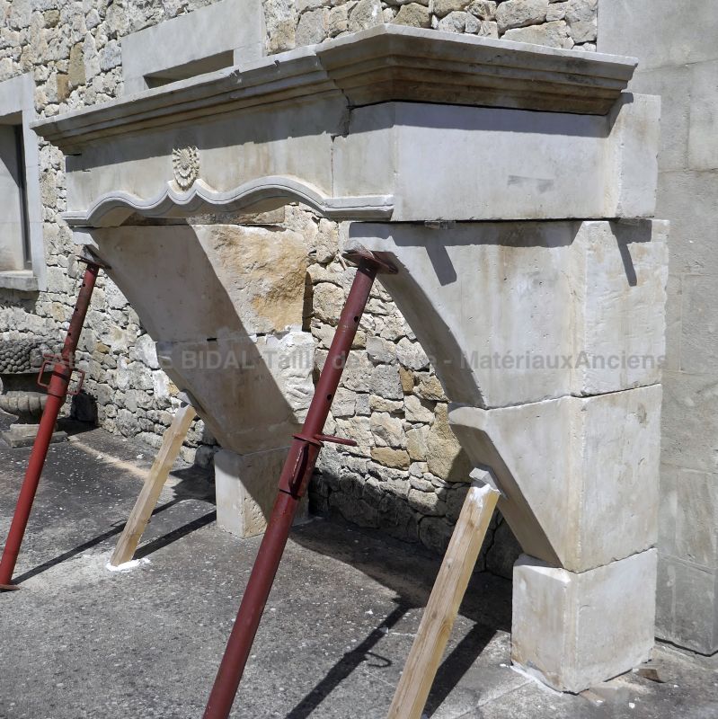 Exceptional 17th century fireplace : a French Louis XIII mantel in carved limestone - Atelier Alain BIDAL, Provence