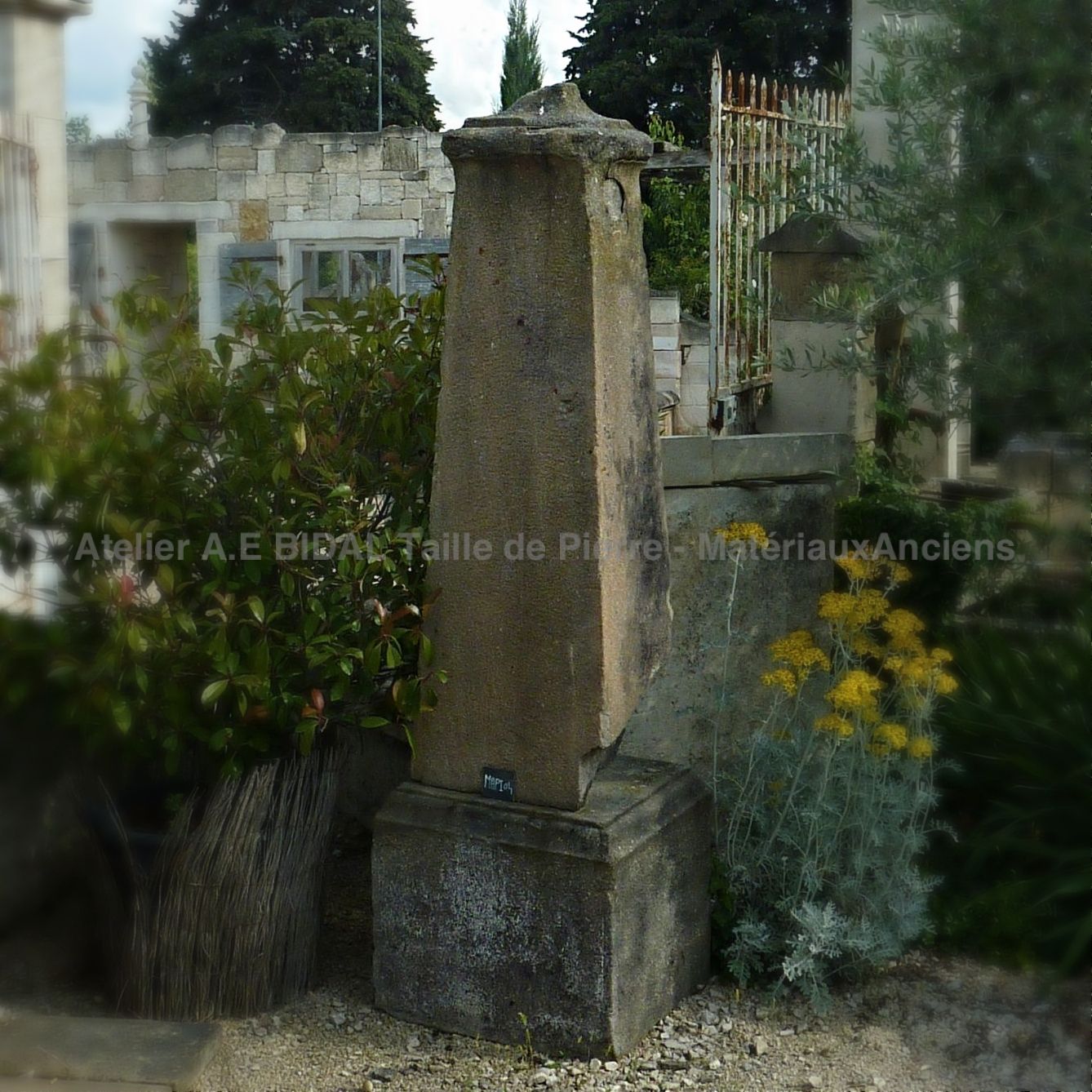 Pilier ancien pour aménagements extérieurs ou pilier ancien pour portail en fer forgé (par exemple).