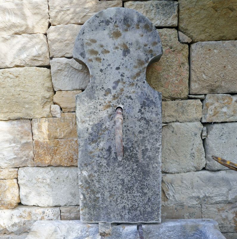 Picture of the small pediment on our fountain in reclaimed weathered stones : Atelier Alain BIDAL (Provence)