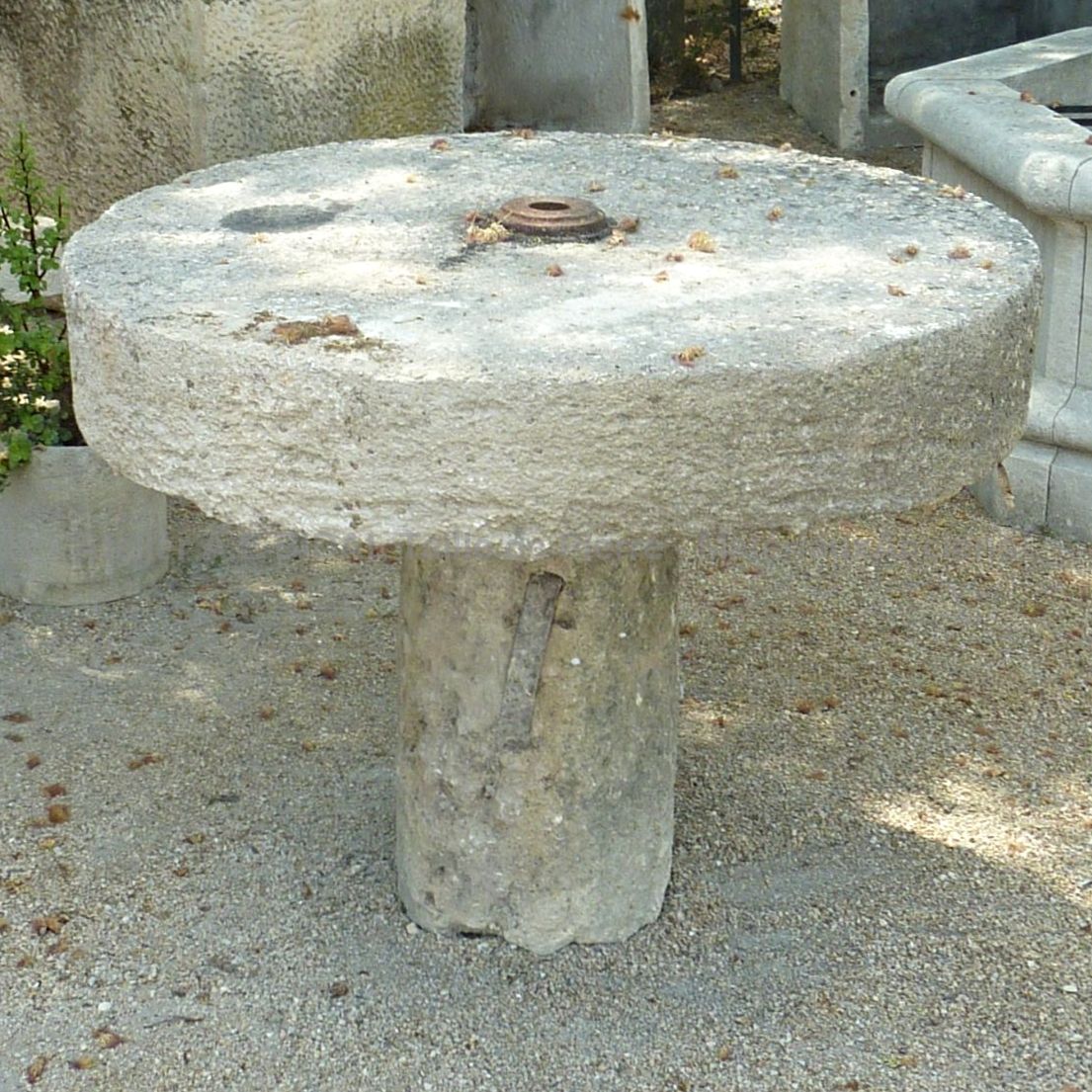 Une table ronde en pierre idéale pour l'aménagement de votre jardin.