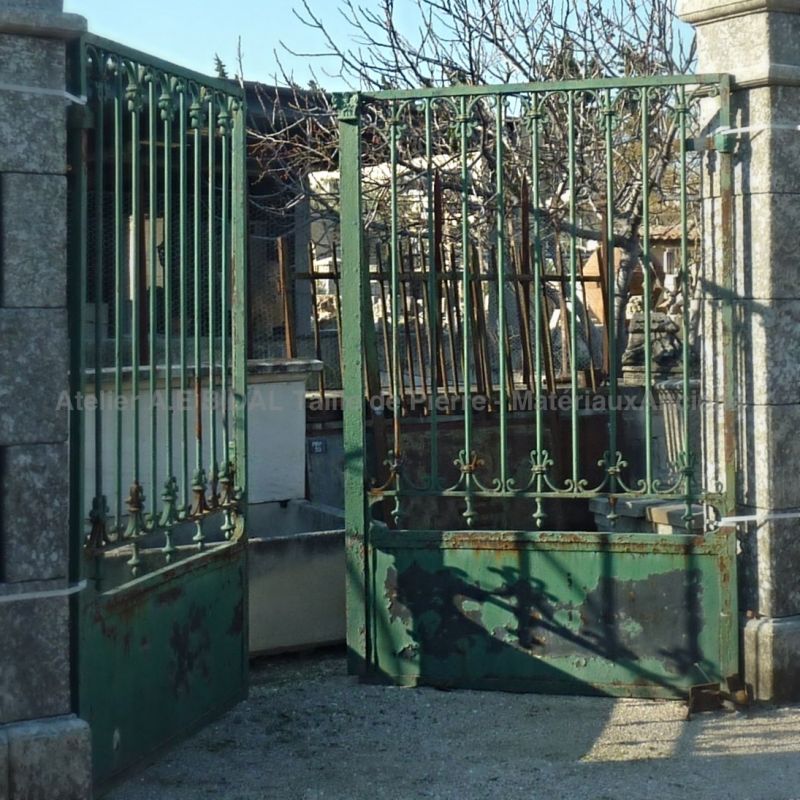 Iron gates and stone pillars - The antique materials Alain BIDAL