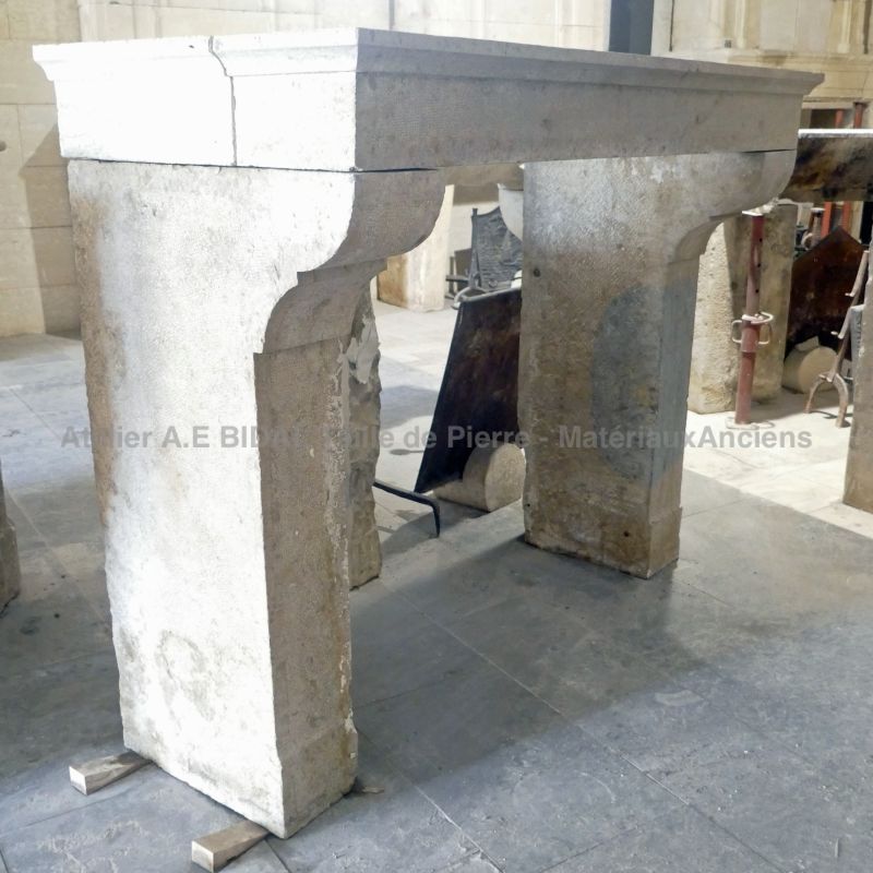 Ancienne cheminée de campagne en pierre de Bourgogne - Atelier Alain BIDAL, Provence