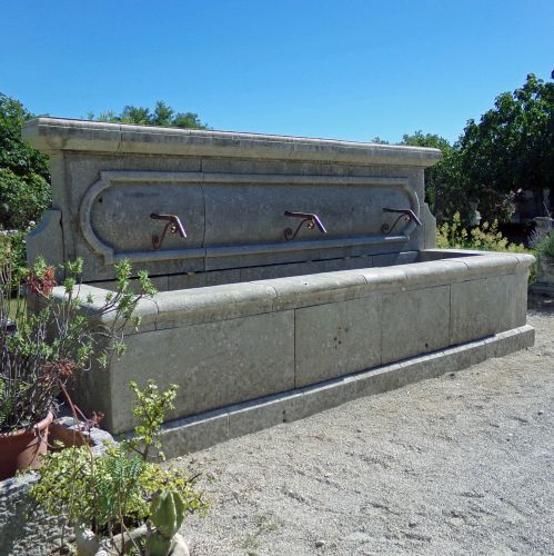 Fontaine en pierres vieillies pour aménagement extérieur en vente en Provence chez Atelier Alain BIDAL