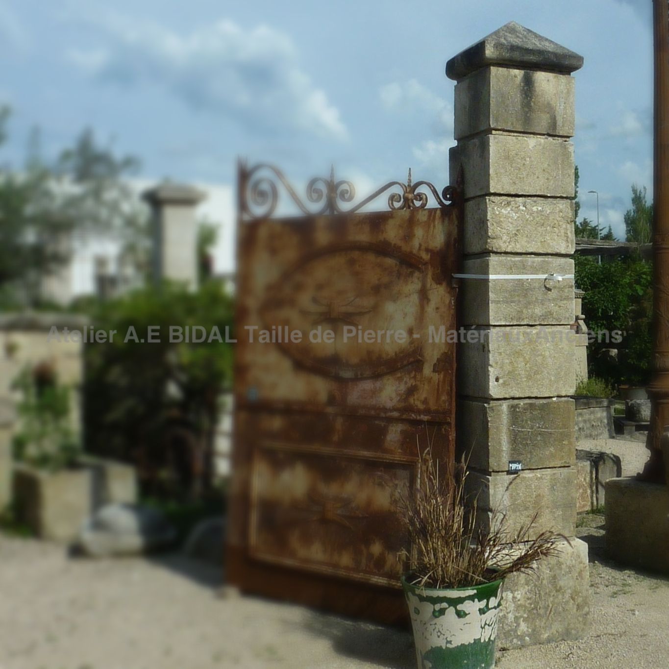 pilier ancien : un pilier ancien avec socle massif vendu par paire de deux.
