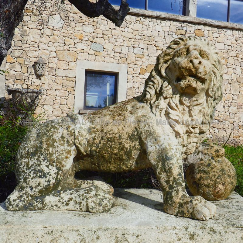 Pair of antique weathered stone lions dating from the 18th Century : Atelier Alain BIDAL (Provence)