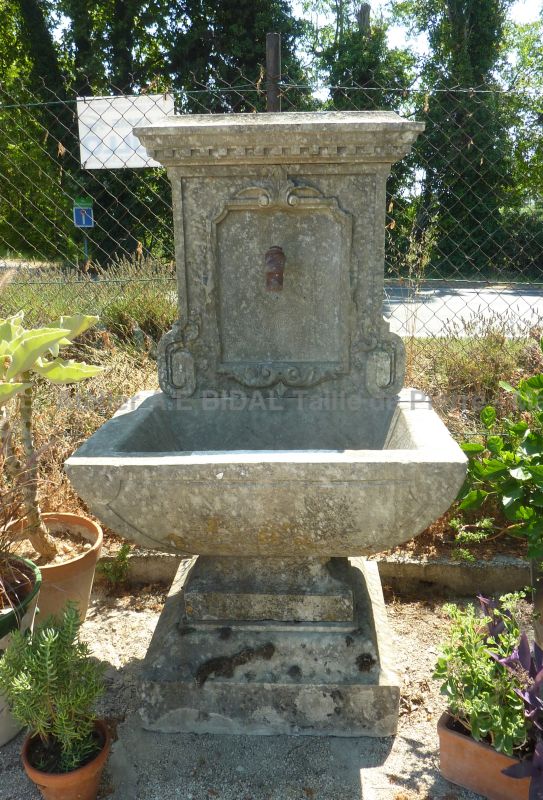Fontaine murale sur pied avec bac massif et fronton sculpté en pierre ** VENDUE